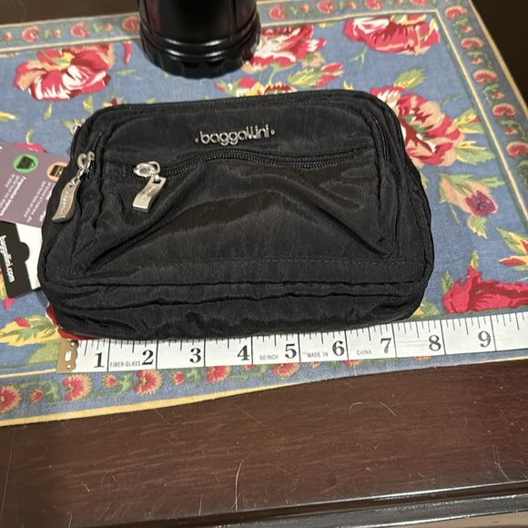 Baggallini Triple Zip Crossbody Belt Hip bag Black w/Sand lining silver hardware - Picture 12 of 14